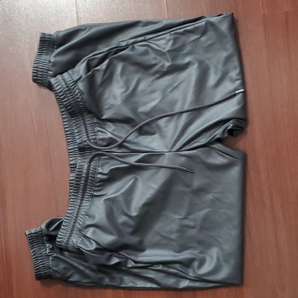 One pants - Picture 4 of 4